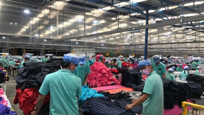 Labor workers producing clothes in garment factory. (Shutterstock)