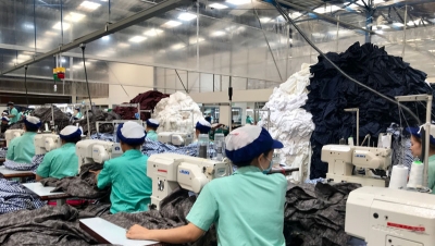 Image of labor worker producing clothes in garment factory. (Shutterstock)