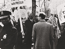 Demonstration march for peace, ca. 1968. Courtesy of Radcliffe College Archives, Schlesinger Library, Radcliffe Institute, Harvard University. olvwork350305