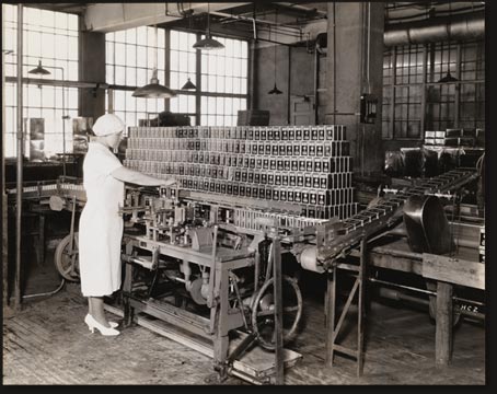 Filling and labeling cocoa cans