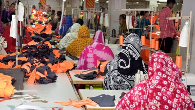 Image of garments workers inside a factory. (Shutterstock)