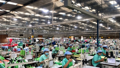 Labor worker producing clothes in garment factory. (Shutterstock)