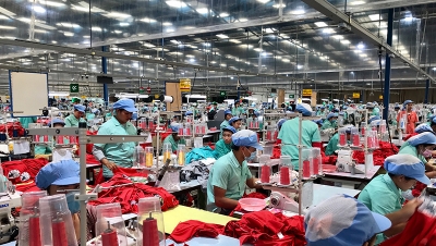 Workers in garment factory. (Shutterstock)